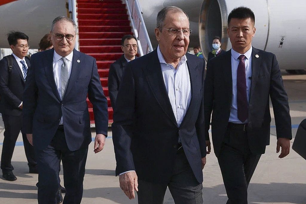 Foto yang dirilis Kementerian Luar Negeri Rusia, Senin (8/4/2024), ini memperlihatkan Menteri Luar Negeri Rusia Sergey Lavrov (depan) berjalan menuju mobil yang akan membawanya ke penginapan seusai mendarat di Beijing, China. 