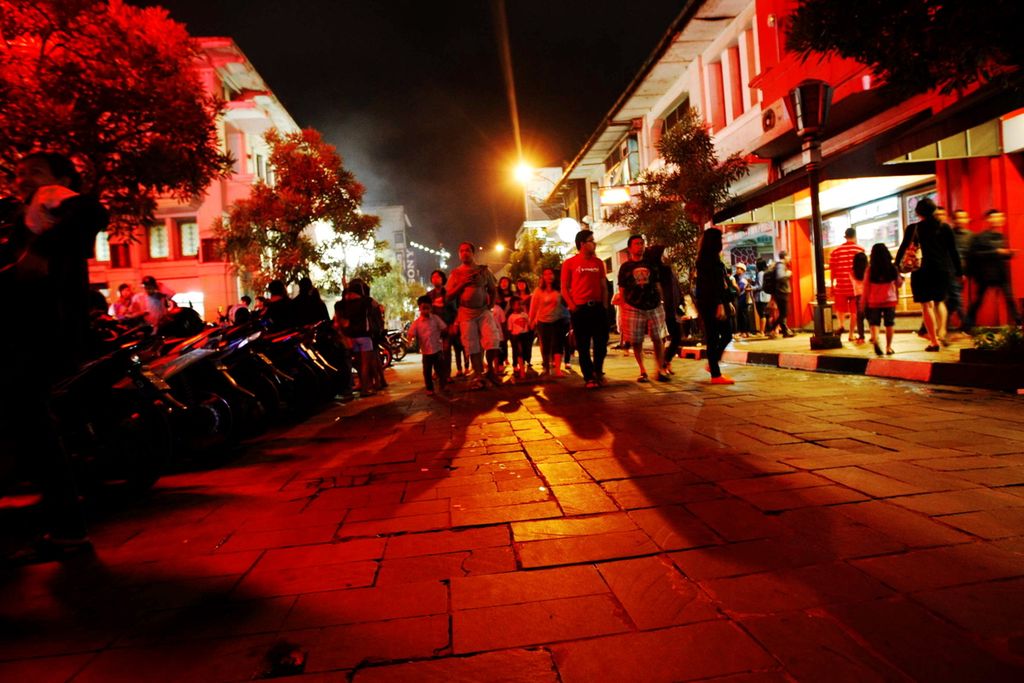Warga dengan berjalan kaki memadati Jalan Braga, Bandung, Jawa Barat, saat dilakukan uji coba <i>car free night </i>di kawasan itu, Sabtu (30/3/2013) malam.