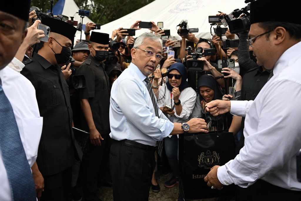 Raja Malaysia Sultan Abdullah Sultan Ahmad Shah atau Yang Dipertuan Agung XVI (tengah) menemui awak media di luar Istana Nasional di Kuala Lumpur, Malaysia, Senin (21/11/2022). Ia menetapkan tenggat hingga Selasa (22/11/2022) siang ini bagi partai atau koalisi untuk menyerahkan tercapainya dukungan kursi mayoritas di parlemen guna membentuk pemerintahan pasca-pemilu.