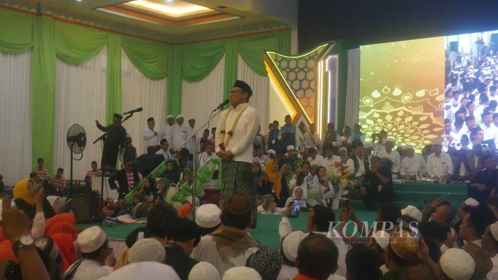 Calon wakil presiden nomor urut 1, Muhaimin Iskandar, berorasi di depan pendukungnya dalam acara berdoa dan deklarasi ulama di Adi Poday, Sumenep, Rabu (31/1/2024). Muhaimin menargetkan bisa memperoleh minimal 55 persen suara dalam Pemilu 2024 di Madura, Jawa Timur.