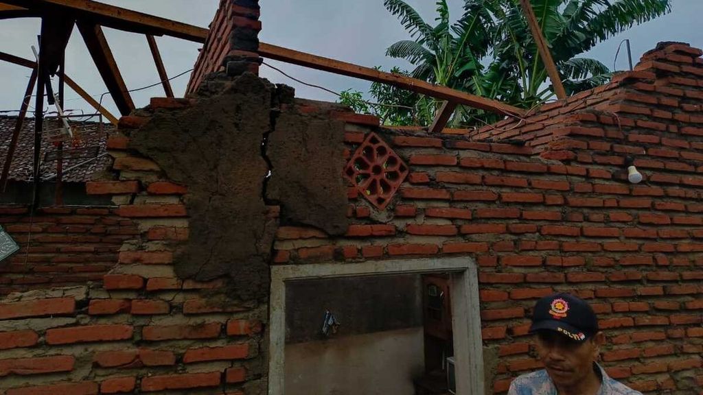 Kondisi salah satu rumah warga di Desa Ngenep, Kecamatan Karangploso, Kabupaten Malang, Jawa Timur, yang rusak terdampak hujan deras disertai angin, Kamis (30/11/2023)
