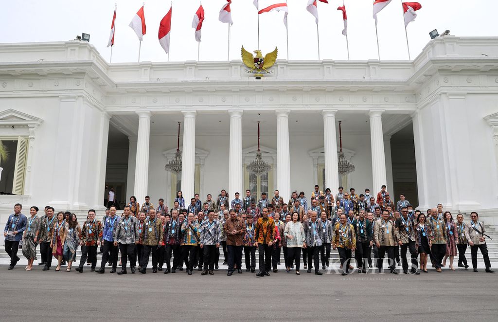 Peserta Kompas100 CEO Forum powered by East Ventures berfoto bersama dengan Presiden Joko Widodo dan sejumlah menteri di depan Istana Merdeka, Jakarta, Jumat (2/12/2022). 