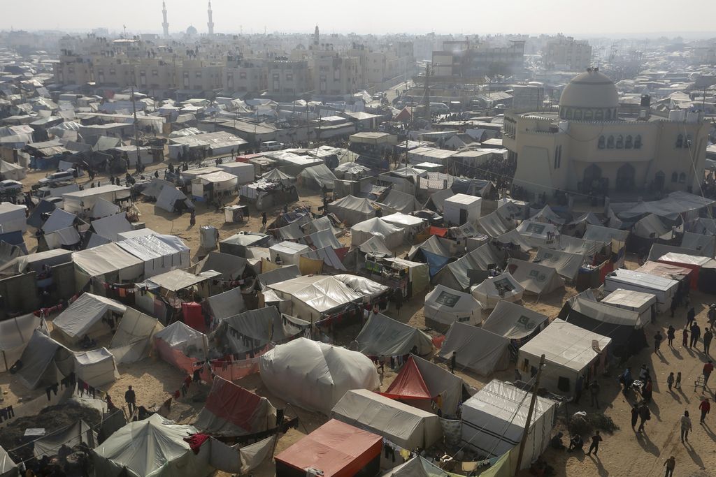 Tenda-tenda didirikan di kamp pengungsi warga Palestina di area Muwasi, Jalur Gaza, Senin (1/1/2024). 