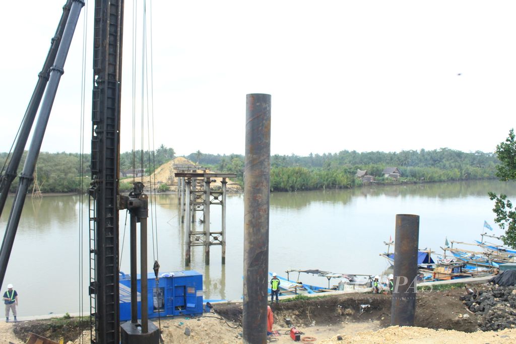 Potret pembangunan Jembatan Sodongkopo di Kabupaten Pangandaran, Jawa Barat, Minggu (9/7/203). Jembatan tanpa pilar terpanjang di Jabar itu akan memudahkan akses wisatawan ke Pantai Batukaras