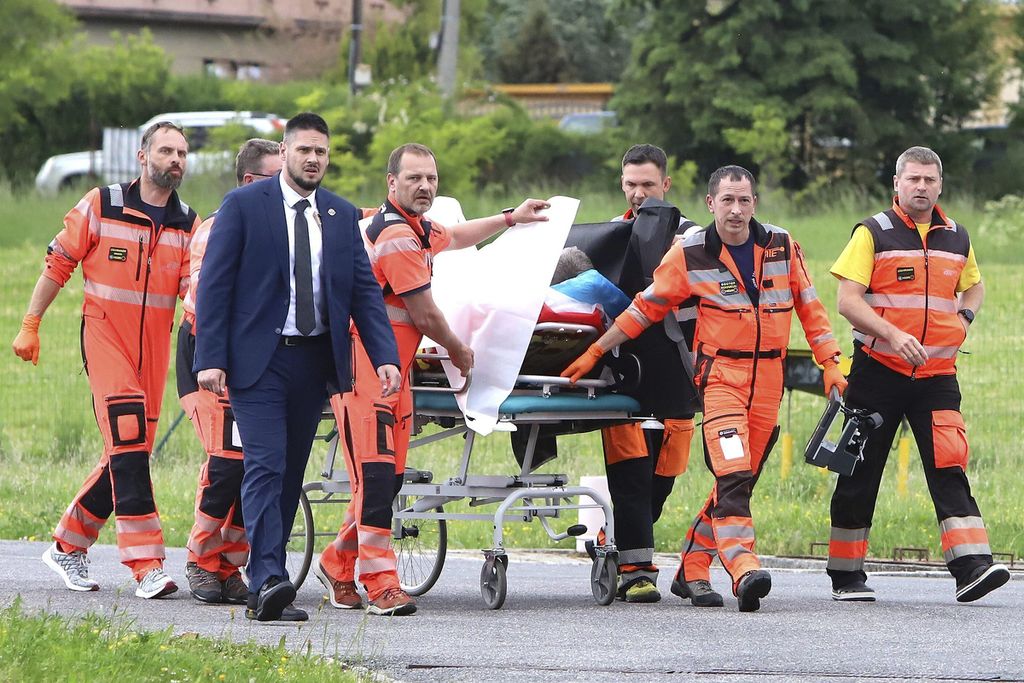 Petugas mengangkut Perdana Menteri Slowakia Robert Fico, yang terluka setelah ditembak, ke sebuah rumah sakit di kota Banska Bystrica, Slowakia tengah, Rabu (15/5/2024). 