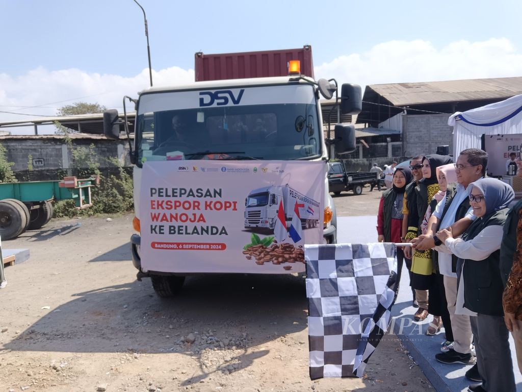 Kepala Perwakilan Bank Indonesia Provinsi Jawa Barat Muhammad Nur bersama Ketua Kelompok Tani Wanoja Eti Sumiati secara simbolis melepas 18 ton biji kopi arabika yang akan diekspor ke Belanda di Kota Bandung, Jumat (6/9/2024). 