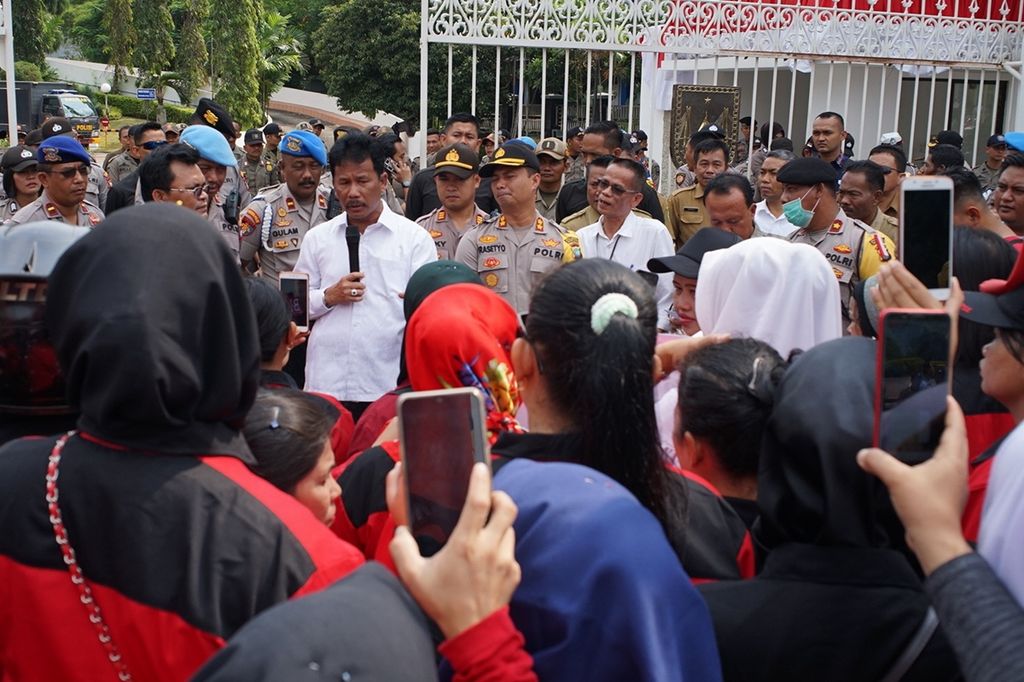 Wali Kota Batam Muhammad Rudi saat menemui para buruh yang melakukan demonstrasi menolak Revisi Undang-Undang Nomor 13 Tahun 2003 tentang Ketenagakerjaan di depan Kantor Gubernur Kota Batam, Selasa (27/8/2019).