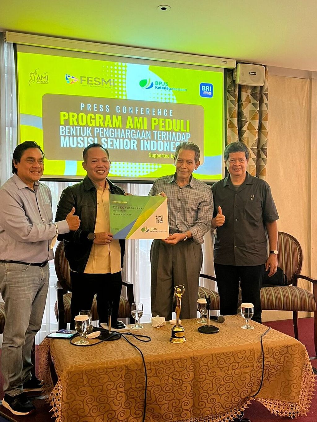 Musisi Erwin Harahap (ketiga drai kiri) menerima secara simbolis bantuan BPJS Ketenagakerjaan dari Yayasan Anugerah Musik Indonesia, di Jakarta, Rabu (30/11/2022). 