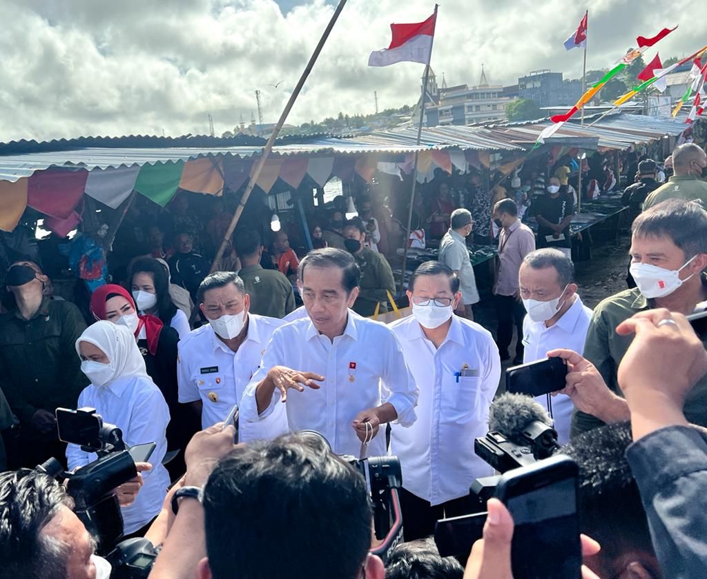 Presiden Joko Widodo memberikan keterangan kepada wartawan seusai mengunjungi Pasar Olilit, Kepulauan Tanimbar, Provinsi Maluku, Jumat (2/9/2022). Dalam kunjungan ini, Presiden menyerahkan bantuan sosial kepada para pedagang dan masyarakat penerima manfaat sekaligus berinteraksi dengan masyarakat.