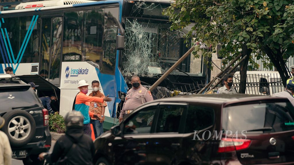 Petugas mempersiapkan bus transjakarta yang akan diderek setelah mengalami kecelakaan tunggal di Jalan I Gusti Ngurah Rai, Duren Sawit, Jakarta Timur, Jumat (11/2/2022). Kecelakaan yang terjadi di dekat halte bus Transjakarta Raden Inten tersebut tidak mengakibatkan korban jiwa. Sopir bus dengan nomor polisi B 7091 PGA yang tengah mengangkut lima penumpang tersebut diduga hilang kendali hingga menabrak median jalan. Tercatat ada 508 kecelakaan bus Transjakarta pada 2021, atau rata-rata 43 kali per bulan. 