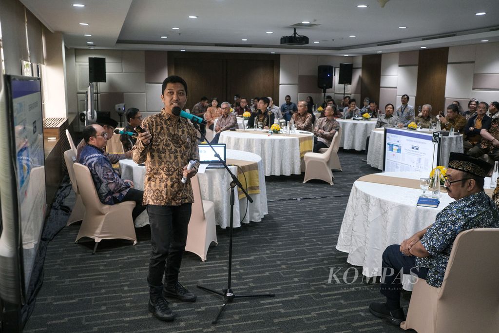 Kepala Desk Ekonomi Harian <i>Kompas</i> Laksana Agung Saputra menyampaikan catatan <i>Kompas</i> dalam diskusi Kompas Collaboration Forum di Jakarta, Jumat (22/3/2024). Pembicara kunci dalam diskusi dengan tema Arah dan Mesin Kebijakan Ekonomi Pembangunan 2025-2029 adalah Ketua Dewan Pakar Tim Kampanye Nasional Prabowo Subianto-Gibran Rakabuming Raka, Burhanuddin Abdullah. 