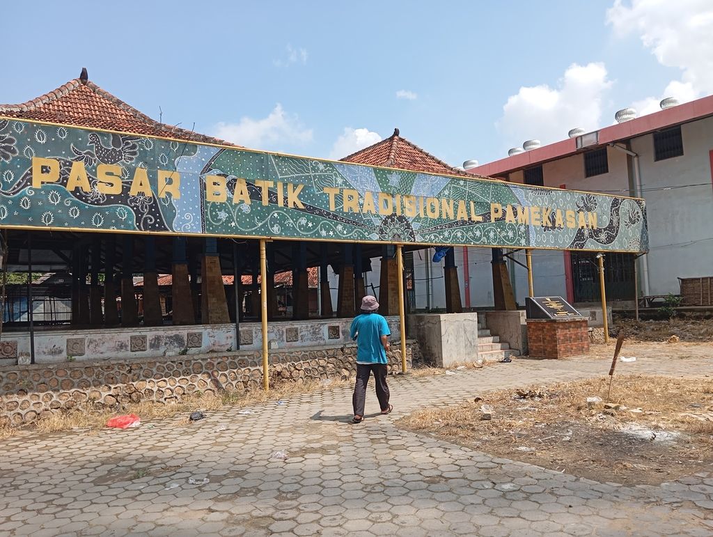Suasana di Pasar 17 Agustus di Kabupaten Pamekasan, Pulau Madura, Jawa Timur, Rabu (20/3/2024). Di sini, diperdagangkan batik tulis dari pebatik Bangkalan, Sampang, Pamekasan, dan Sumenep.