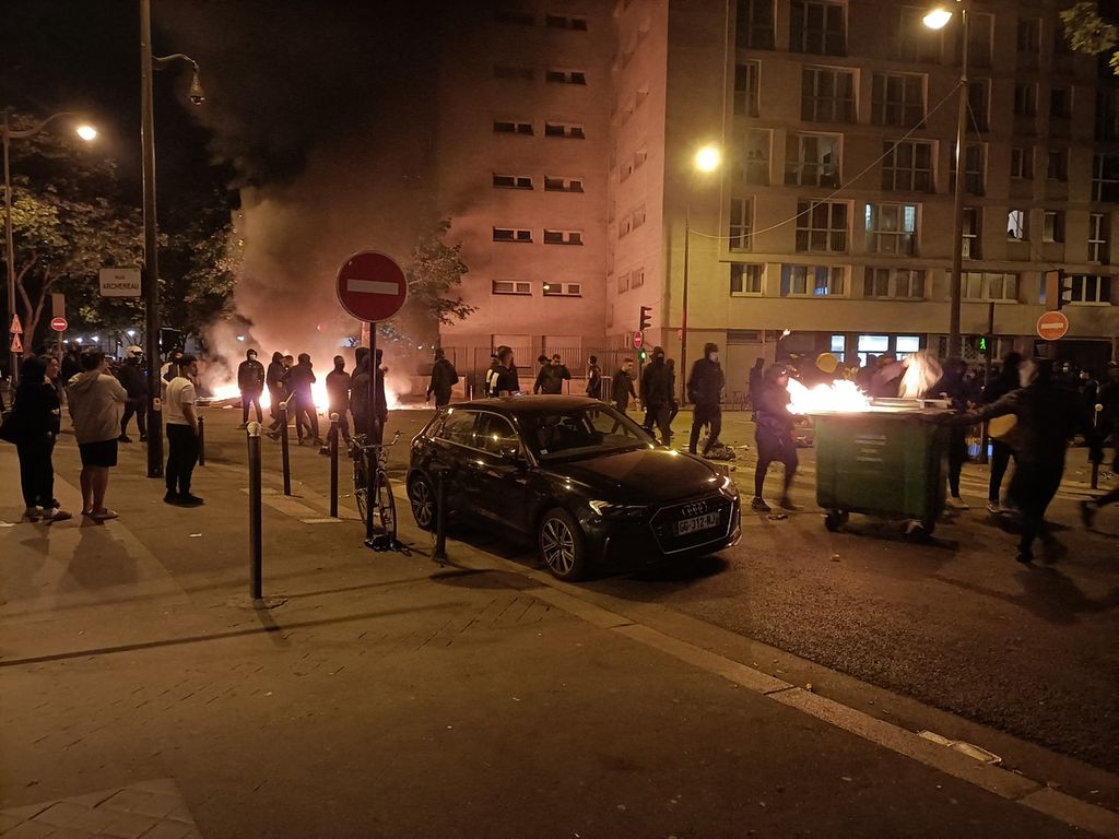 Massa membakar tempat sampah dan memblokade jalan saat protes di Paris, Perancis, 29 Juni 2023, sehari setelah penembakan polisi yang menewaskan remaja berusia 17 tahun di Nanterre. 