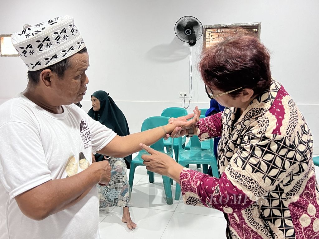 Sierli Natar memeriksa pasien kusta di Kompleks Kusta Jongaya, Makassar, Sulsel, Jumat (8/3/2024).