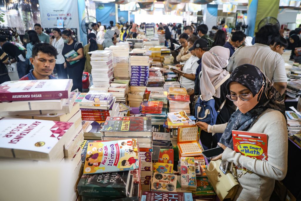 Pengunjung memilih buku dalam acara Semesta Buku di Gedung Kompas Gramedia, Jakarta, Rabu (6/12/2023). 