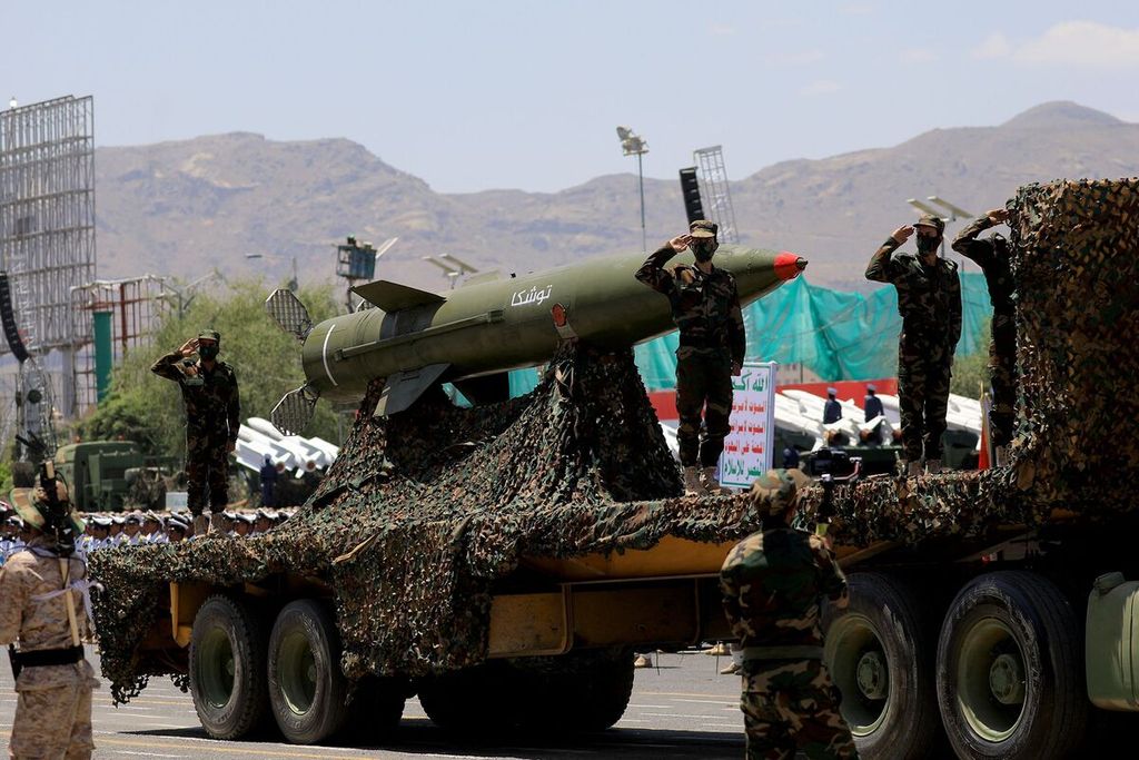 Anggota militer kelompok Houthi memperlihatkan salah satu persenjataan yang dimiliki saat parade militer di kota Sana’a, 21 September 2023.  