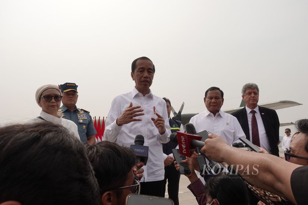 Presiden Joko Widodo menjawab pertanyaan awak media pada acara pelepasan bantuan kemanusiaan untuk Palestina di Pangkalan Tentara Nasional Indonesia Angkatan Udara Halim Perdanakusuma, Jakarta, Sabtu (4/11/2023). 