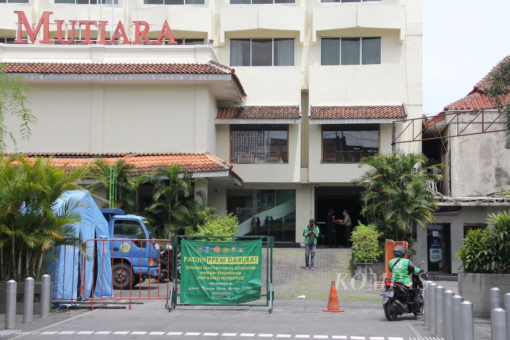 Pengemudi ojek daring memasuki Hotel Mutiara 2 di kawasan wisata Malioboro, Kota Yogyakarta, Daerah Istimewa Yogyakarta, Senin (14/2/2022). 
