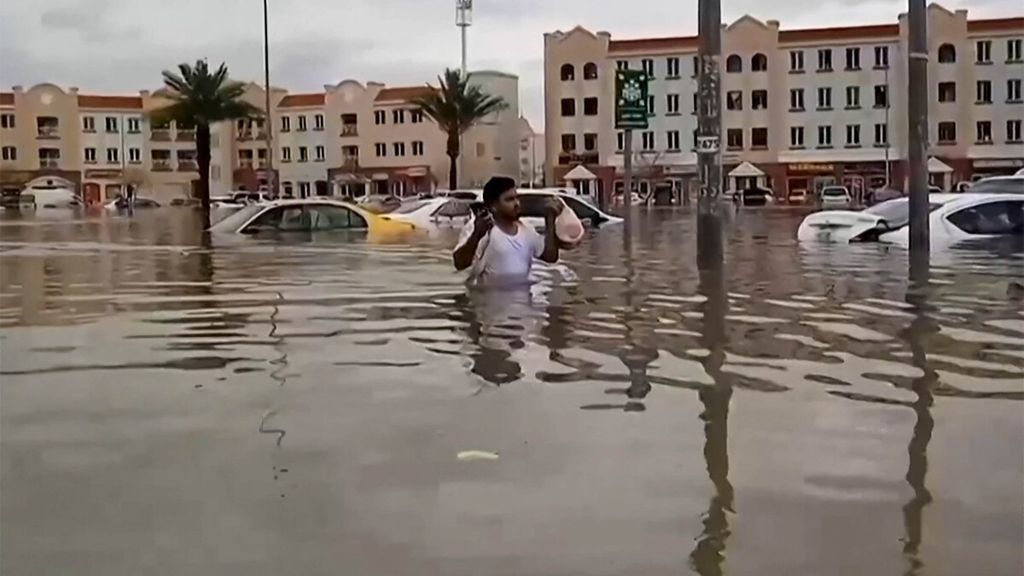 In the video taken from AFPTV, a man walked through a flooded street in Dubai on April 16, 2024. Dubai, the financial center of the Middle East, was paralyzed by heavy rain that caused floods in the UAE and Bahrain, resulting in 18 deaths.