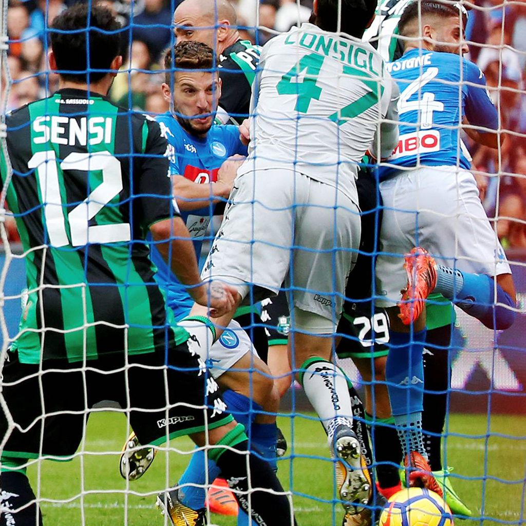 Kemelut  di muka gawang Sassuolo  pada laga Liga Italia antara  Napoli dan  Sassuolo di Stadion San Paolo, kota Napoli, Italia, Minggu (29/10) malam WIB. Napoli menang 3-1.