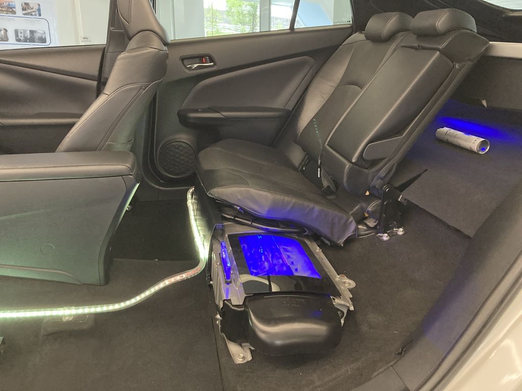 Baterai mobil hybrid Toyota Prius generasi keempat dipajang di ruang peraga Toyota xEV Center di Pabrik TMMIN Karawang 3, Kabupaten Karawang, Jawa Barat, Rabu (07/12/2022).