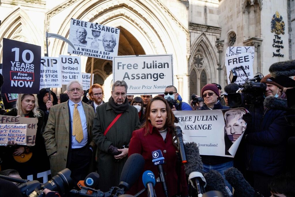 Stella Moris, isteri Julian Assange memberikan pernyataan di luar pengadilan di London, 10 Desember 2021. (Photo by Niklas HALLE’N / AFP)
