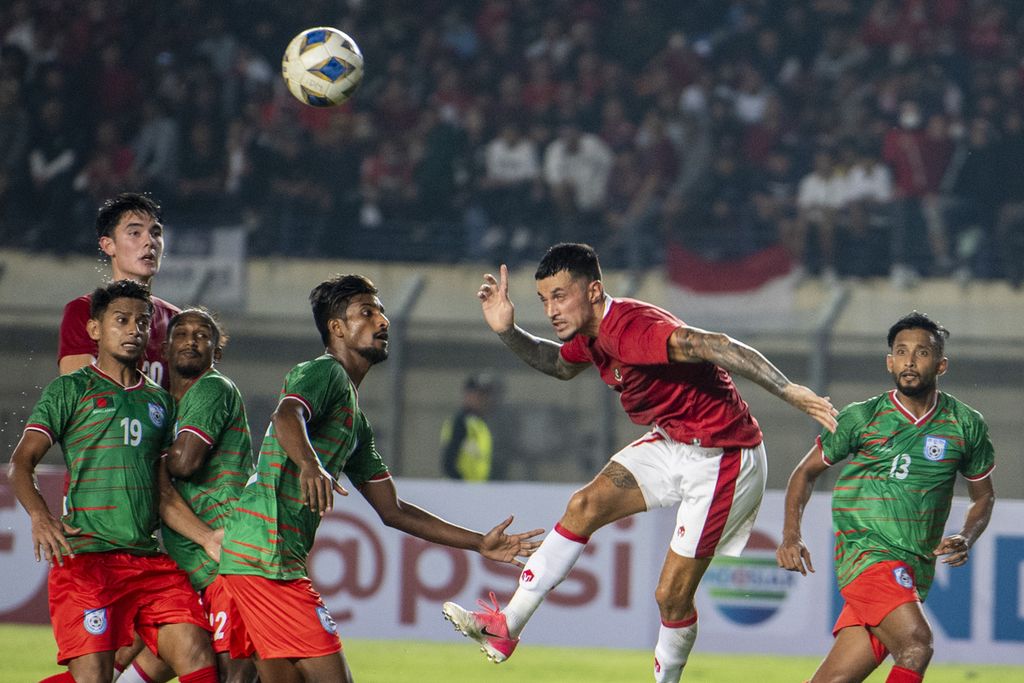 Penyerang timnas sepak bola Indonesia, Stefano Jantje Lilipaly (kedua dari kanan), berusaha menyundul bola di tengah kepungan pemain Bangladesh pada laga uji coba di Stadion Si Jalak Harupat, Kabupaten Bandung, Jawa Barat, Rabu (1/6/2022) malam. 