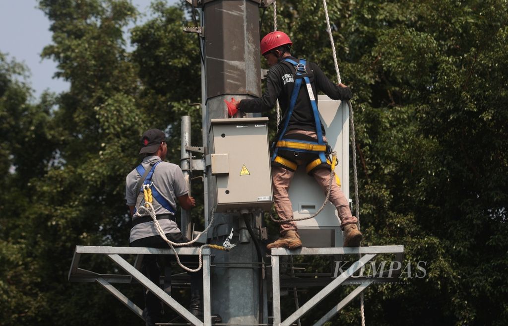 Teknisi melakukan perawatan jaringan internet pada <i>base transceiver system</i> operator seluler di kawasan Pejompongan, Jakarta, Rabu (11/10/2023). 
