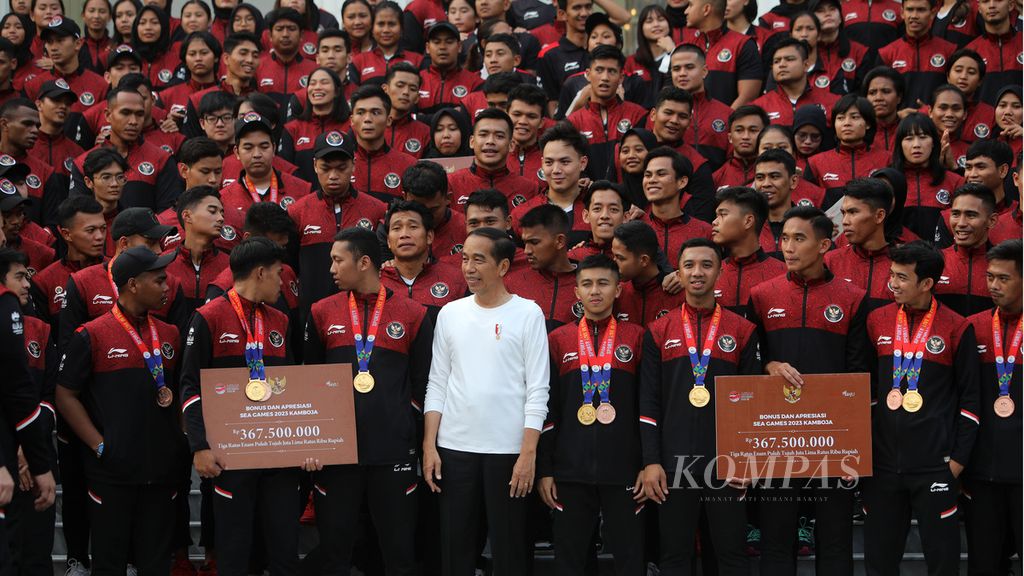 Presiden Joko Widodo berfoto bersama dengan para atlet dan pelatih peraih medali SEA Games Kamboja 2023 di halaman Istana Merdeka, Jakarta, Senin (5/6/2023). Pada SEA Games Ke-32 Kamboja Indonesia berhasil mendapatkan 87 medali emas, 80 perak, dan 109 perunggu. Total bonus yang diberikan kepada atlet peraih medali mencapai Rp 289,14 miliar. 
