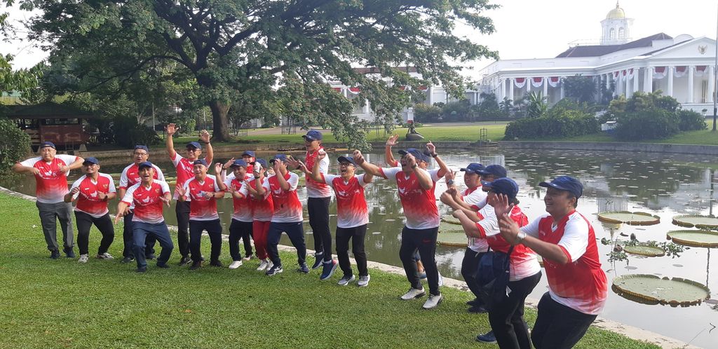 Minister of Tourism and Creative Economy Sandiaga S Uno together with 11 regional heads took a leisurely walk at the Bogor Botanical Gardens, Bogor, West Java, on Saturday (3/9/2022)