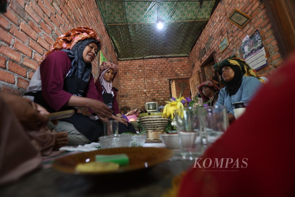 Sejumlah ibu rumah tangga mengikuti pelatihan gastronomi di Desa Tebat Patah, Kecamatan Taman Rajo, Muaro Jambi, Jambi, Kamis (15/8/2028). 