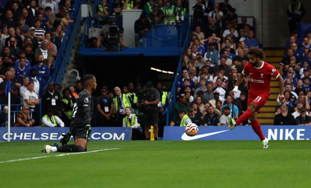 Pemain Liverpool Mohamed Salah (kanan) mencetak gol setelah mengecoh kiper Chelsea Robert Sanchez, tetapi gol itu dianulir wasit pada laga Liga Inggris di Stadion Stamford Bridge, London, Minggu (13/8/2023). Laga itu berakhir imbang 1-1.
