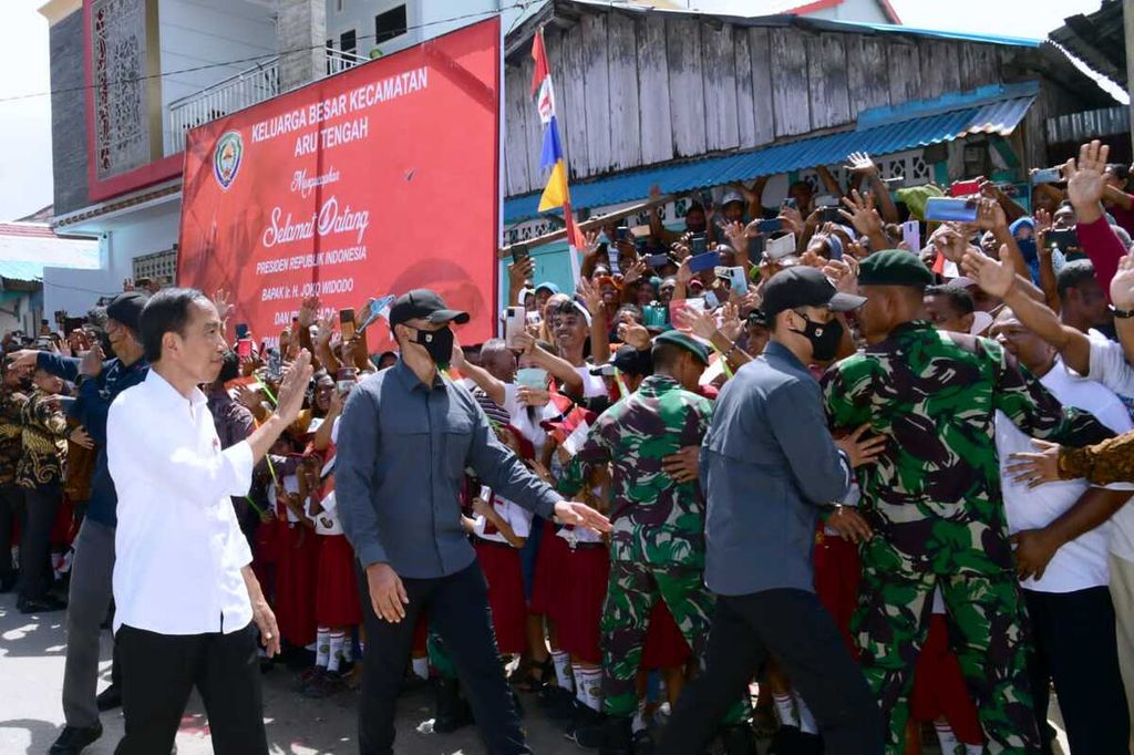 Warga antusias menyambut Presiden Joko Widodo di Kabupaten Kepulauan Aru, Provinsi Maluku, Kamis (15/9/2022).
