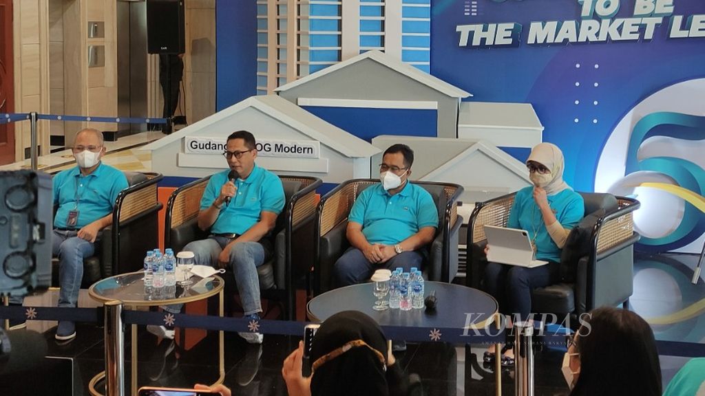 Direktur Utama Perum Bulog Budi Waseso (kedua dari kiri) menyampaikan keterangan pers di Kator Pusat Bulog, Jakarta, Selasa (10/5/2022). 