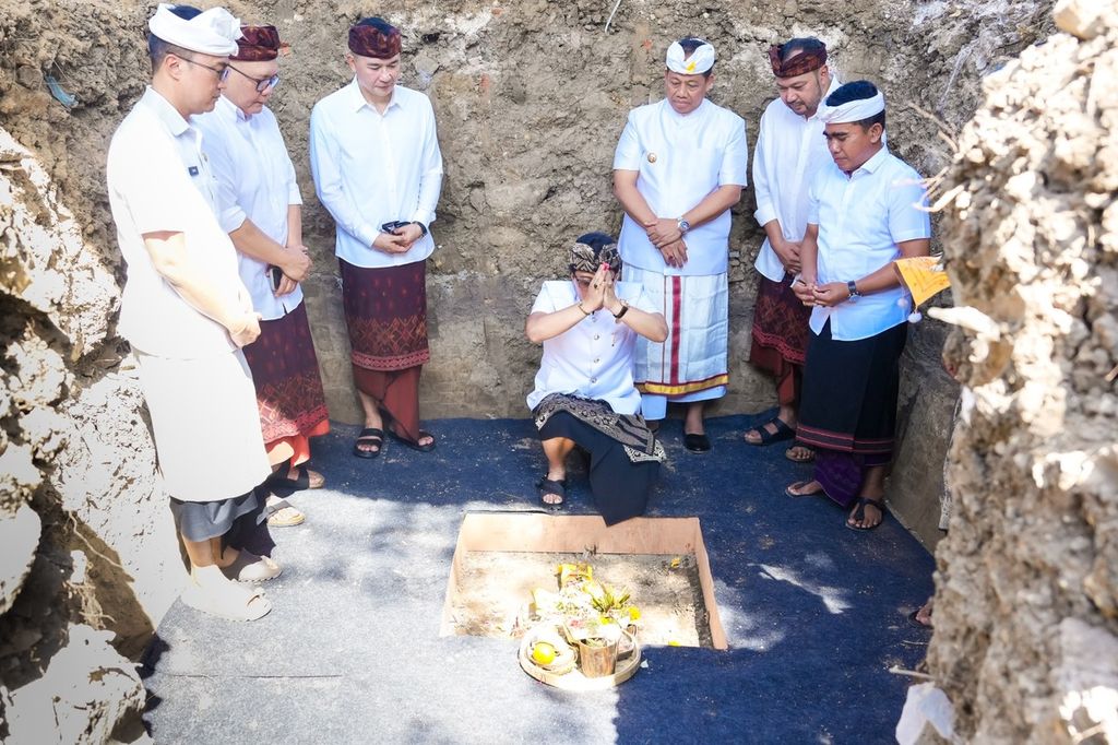 Proyek kereta bawah tanah di Bali dimulai dengan ditandai peletakan batu pertama. Keberadaan kereta bawah tanah ini diharapkan menjadi salah satu solusi kemacetan di Bali yang dari waktu ke waktu semakin parah, Rabu (4/9/2024), di Sentral Parkir Kuta, dilakukan upacara Ngeruwak sekaligus peletakan batu pertama proyek. 