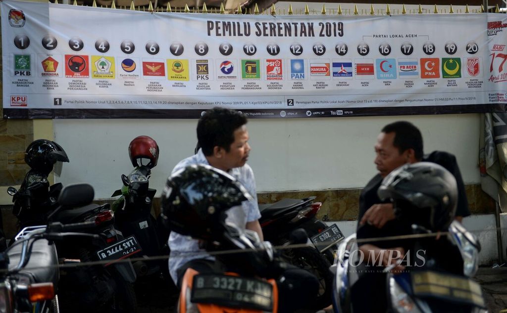 Spanduk sosialisasi partai peserta Pemilu 2019 terpasang di pagar Kantor Komisi Pemilihan Umum (KPU) Pusat, Jakarta, Jumat (20/4/2019). Pemilu 2019 untuk memilih presiden, wakil presiden serta anggota legislatif akan digelar serentak pada 17 April 2019 dengan diikuti oleh 16 partai politik nasional dan empat parpol lokal di Aceh.
