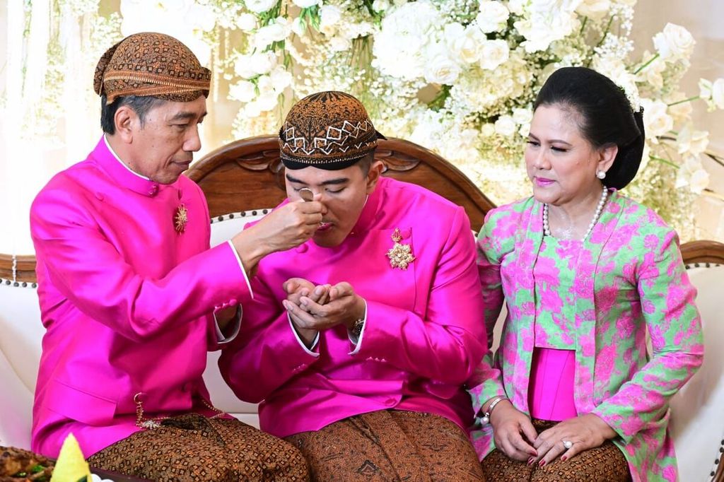 Kaesang Pangarep disuapi Presiden Joko Widodo dalam rangkaian acara siraman di Sumber, Surakarta, Jawa Tengah, Jumat (9/12/2022).
