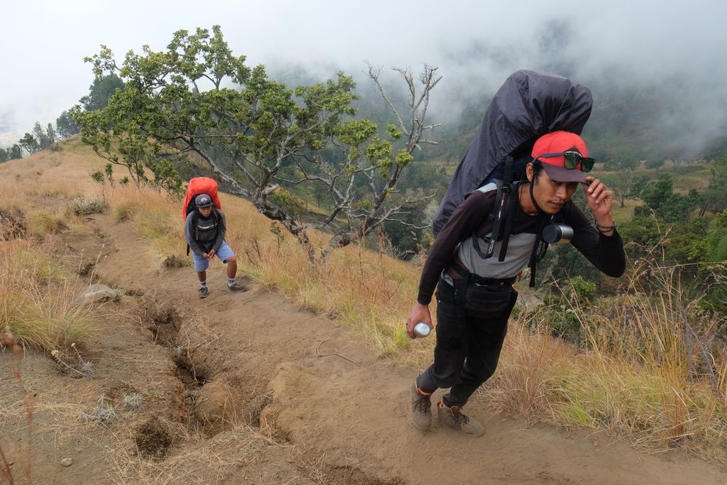 Para pendaki Gunung Rinjani berjibaku saat melewati tanjakan di kawasan Cemara Siu, jalur pendakian Sembalun, Lombok Timur, Nusa Tenggara Barat, Minggu (6/9/2020). Saat ini, destinasi wisata pendakian dan sejumlah destinasi wisata non-pendakian di Taman Nasional Gunung Rinjani sudah dibuka kembali. Hal menggairahkan pariwisata di kawasan Rinjani yang sebelumnya lesu akibat merebaknya pandemi Covid-19.