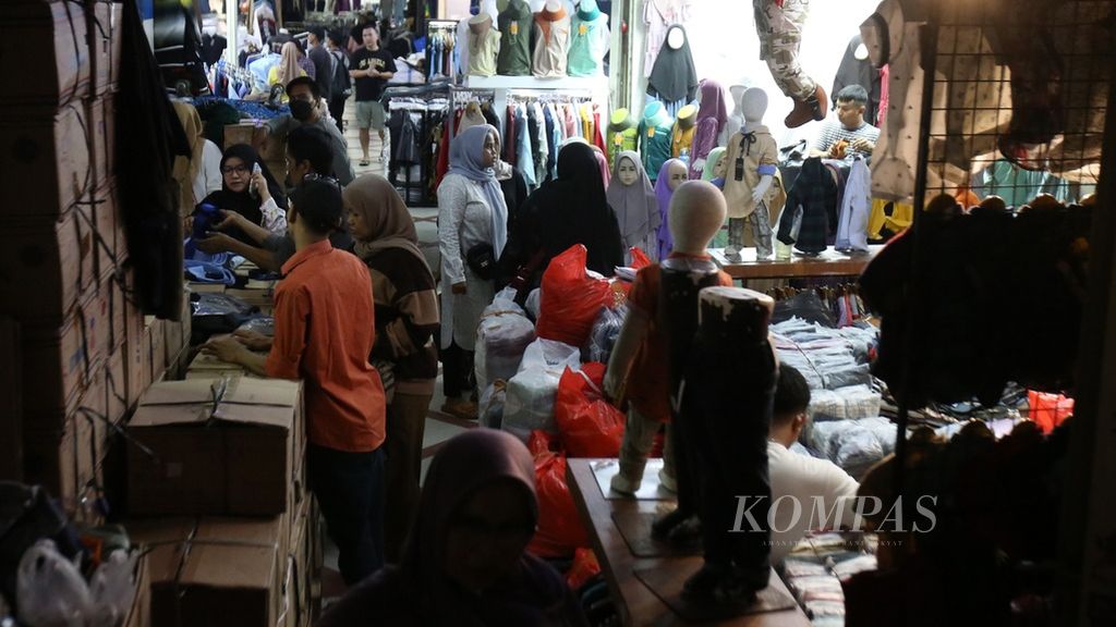 Pegawai toko mengemas pakaian yang dijual secara grosiran di Blok A Pasar Tanah Abang, Jakarta, Sabtu (17/2/2024). Sekitar dua bulan sebelum lebaran, para pedagang pakaian dari daerah mulai berbelanja barang dagangan untuk kemudian dijual lagi di daerahnya menjelang lebaran.