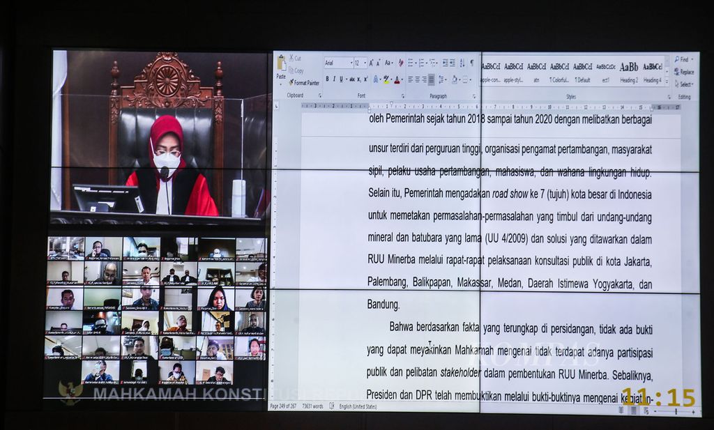 Majelis hakim membacakan sidang putusan uji materi UU ITE terkait pemblokiran internet di gedung Mahkamah Konstitusi (MK), Jakarta, Rabu (27/10/2021). Mahkamah Konstitusi menolak permohonan yang diajukan Aliansi Jurnalis Independen dan wartawan suarapapua.com Arnoldus Belau terkait uji materi Pasal 40 Ayat 2b Undang-Undang Nomor 19 Tahun 2016 tentang Informasi dan Transaksi Elektronik. Pemohon meminta agar pemerintah menerapkan kriteria tertentu dan penjelasan sebelum melakukan pemblokiran internet. Kriteria dan penjelasan dibutuhkan agar pemblokiran akses internet tidak dilakukan secara serta-merta yang dapat menjadi sebuah tindakan sewenang-wenang. 
