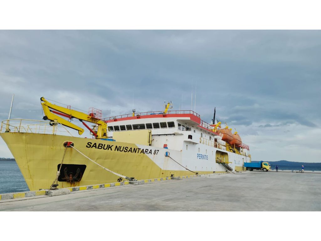 Kapal perintis KM Sabuk Nusantara 87 masih bersandar di Pelabuhan Tenau Kupang, Nusa Tenggara Timur, pada Jumat (10/2/2023). Kapal belum diberangkatkan dengan alasan gelombang tinggi mencapai 3 meter. 