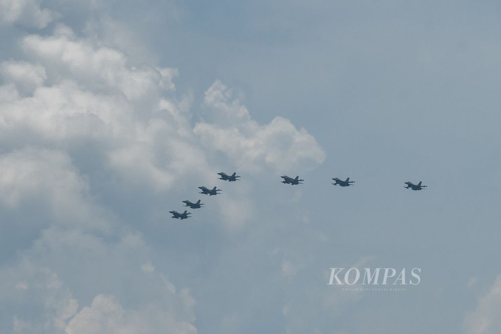  Seven F-16 fighter aircraft from the 11th Air Squadron of the Indonesian Air Force (TNI AU) and the Republic of Singapore Air Force (RSAF) pass in arrow formation over Batam City, Riau Islands, Tuesday (12/10/2021). This is to commemorate 40 years of friendly relations between the Indonesian Air Force and the RSAF.