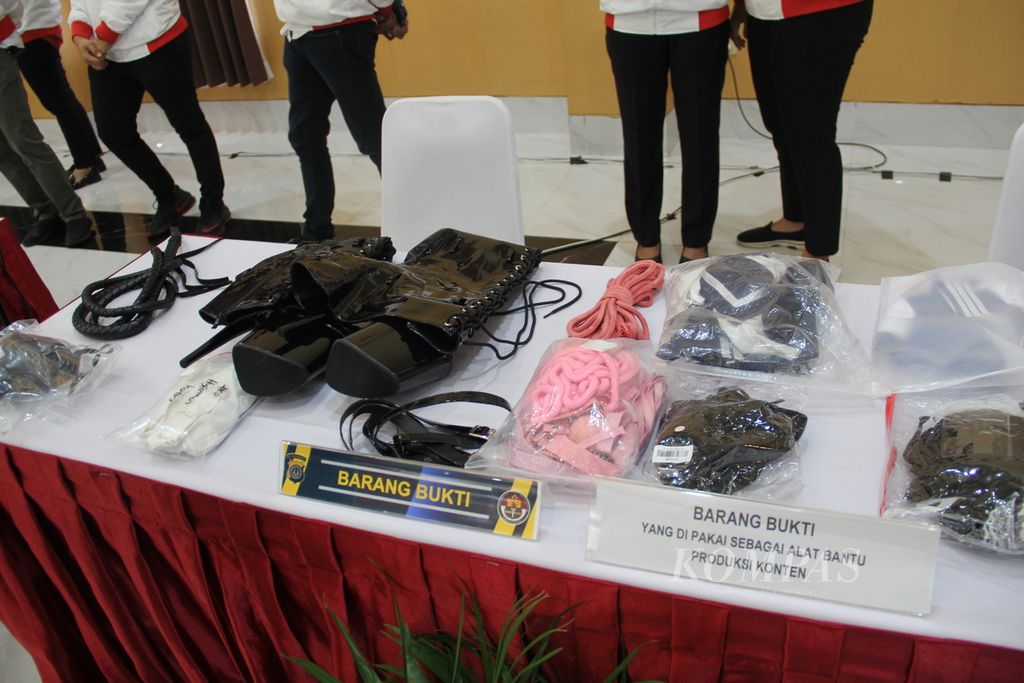 Sejumlah barang bukti yang disita polisi dari FCN atau dikenal dengan julukan Siskaeee ditampilkan dalam konferensi pers di Markas Polda DI Yogyakarta, Kabupaten Sleman, DIY, Selasa (7/12/2021).