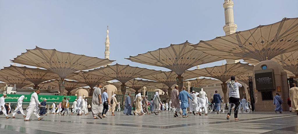 Para anggota jemaah sedang berangkat menuju Masjid Nabawi di Madinah, Arab Saudi, Minggu (24/7/2022) sore. Saat ini, banyak anggota jemaah haji yang menunaikan amalan sunah di masjid ini, terutama ”arbain”, yaitu menjalankan shalat 40 waktu. 