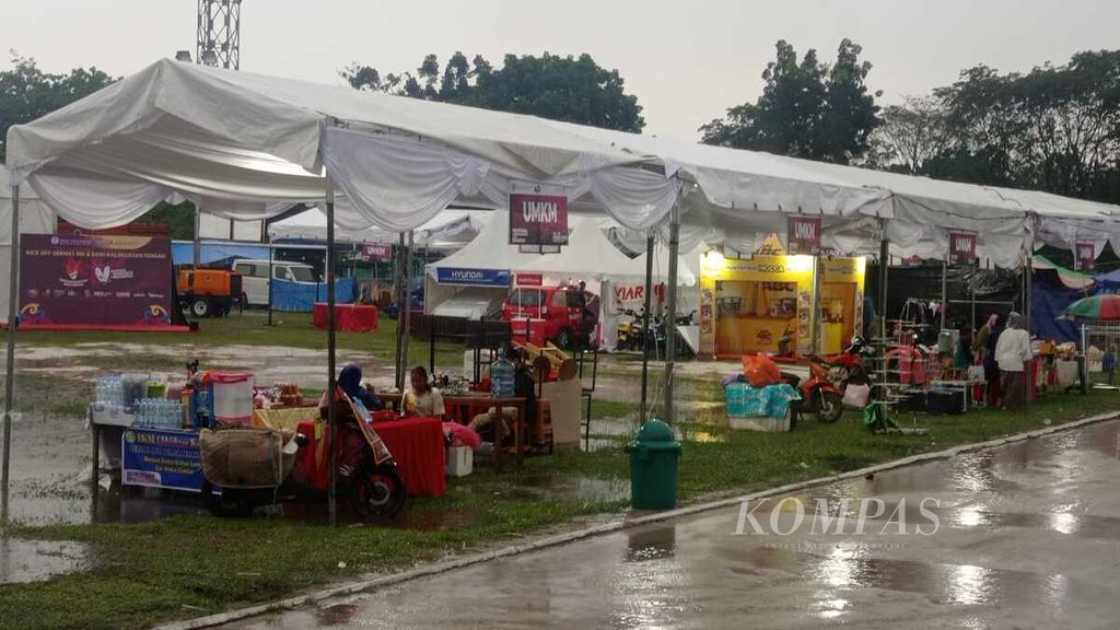 Tenda-tenda UMKM di tengah hujan deras dalam acara Festival Tambun Bungai, Kamis (16/3/2023), di Kota Palangkaraya, Kalteng.