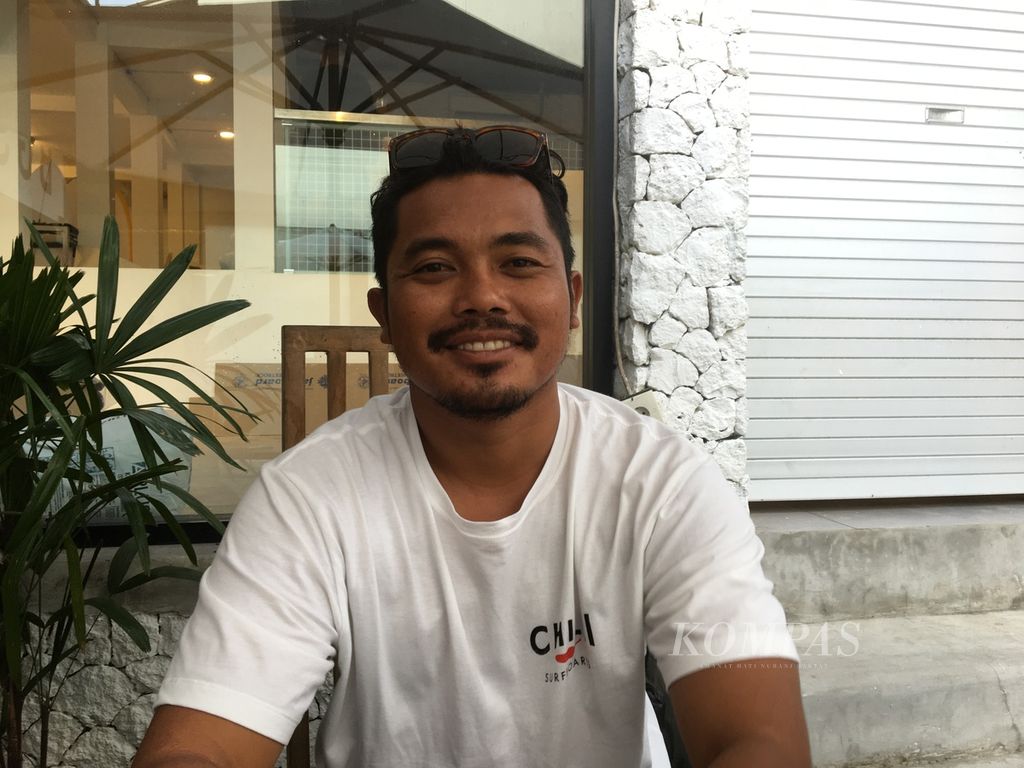 Harry Ardianto (34), perwakilan dari komunitas fotografi surfing Indo Water Shots saat ditemui di Uluwatu, Kecamatan Kuta Selatan, Kabupaten Badung, Bali pada Sabtu (8/4/2023).