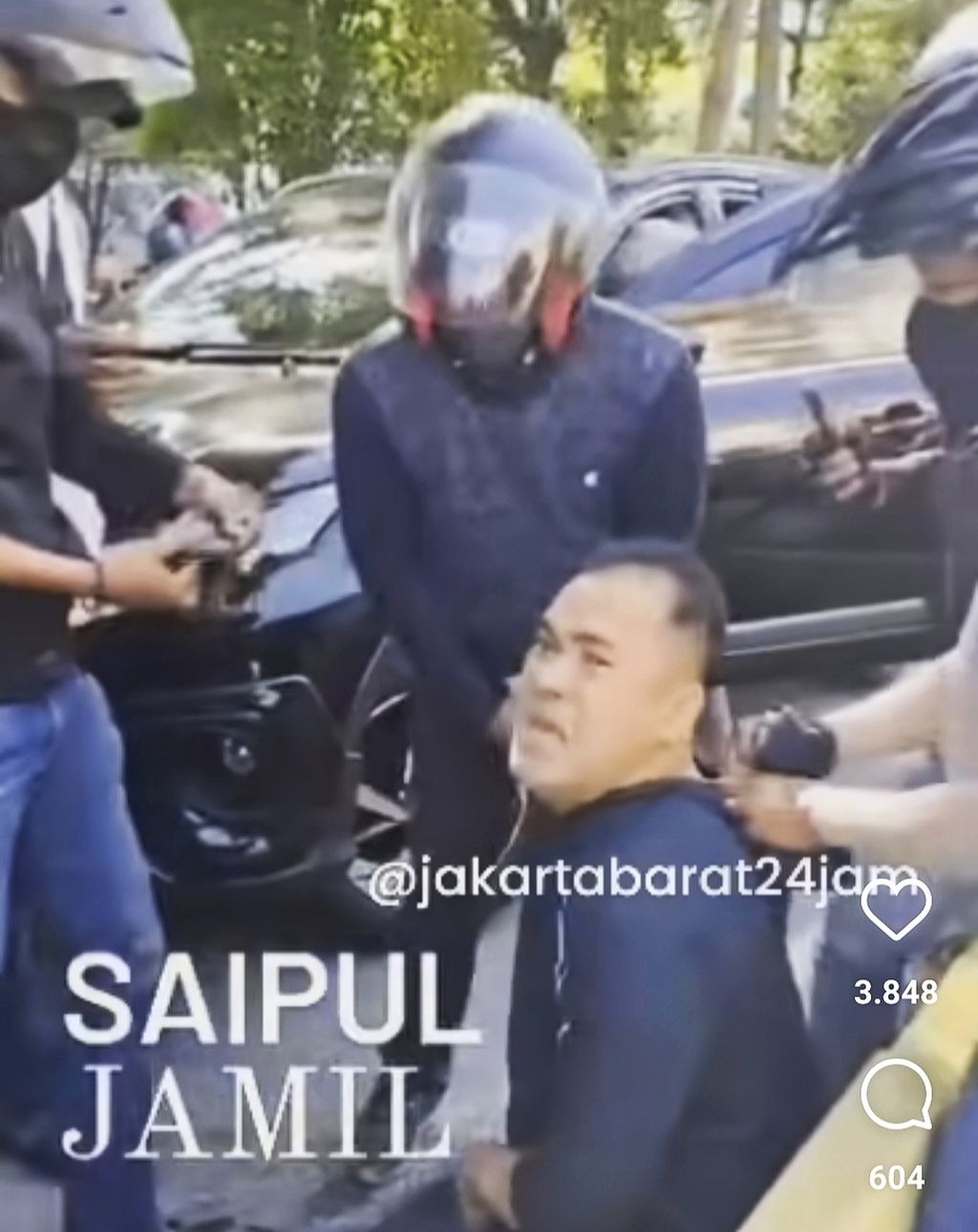 Tangkapan layar dari akun Jakarta Barat 24 Jam saat penyanyi dangdut Saipul Jamil ditangkap di sekitar Halte Jelambar, Grogol Petamburan, Jakarta Barat, Jumat (5/1/2024).