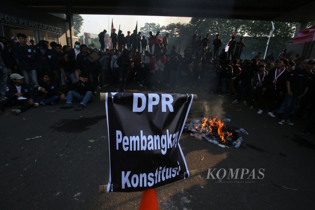 Sejumlah elemen masyarakat melakukan unjuk rasa menolak rencana DPR merevisi Undang-Undang Pilkada di lingkungan Kompleks Parlemen, Jakarta, Kamis (22/872024). 