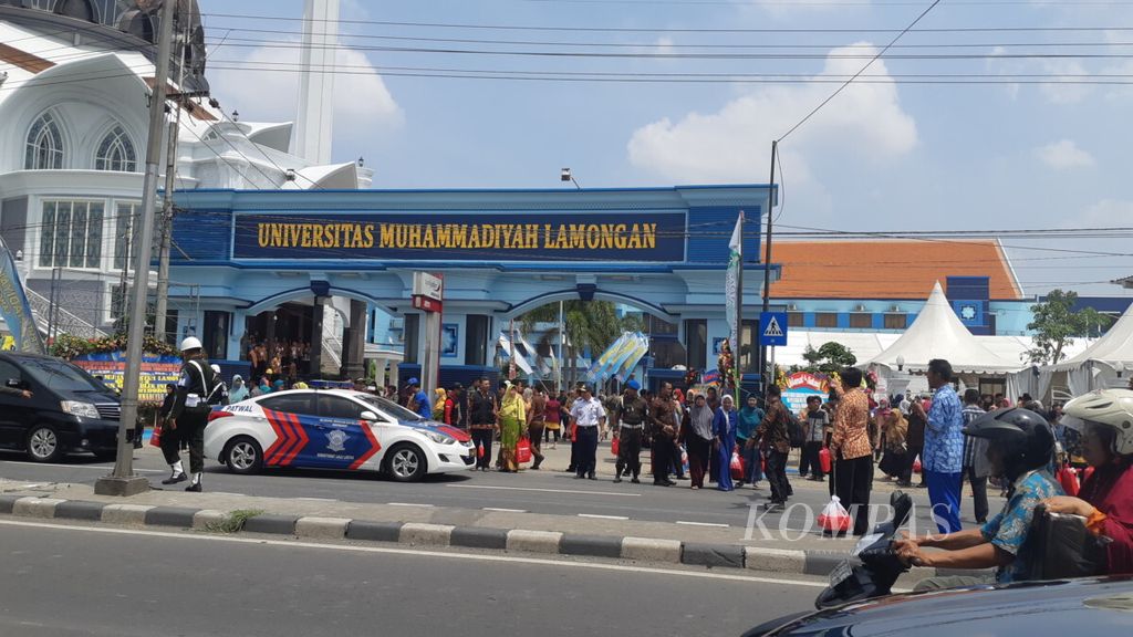 Sekolah Tinggi Ilmu Kesehatan Lamongan di Lamongan, Jawa Timur, Senin (19/11/2018), resmi berubah status menjadi Universitas Muhammadiyah Lamongan. Surat keputusan perubahan status diserahkan Presiden Joko Widodo bersama lima perguruan tinggi lain.