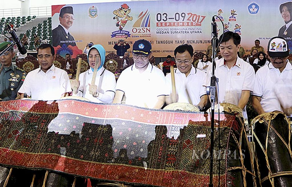 Menteri Pendidikan dan Kebudayaan Muhadjir Effendy (ketiga dari kanan) membuka Olimpiade Olahraga Siswa Nasional 2017 di Medan, Sumatera Utara, Senin (4/9). Olimpiade yang diikuti 1.904 siswa itu diharapkan dapat melahirkan atlet dari sekolah.